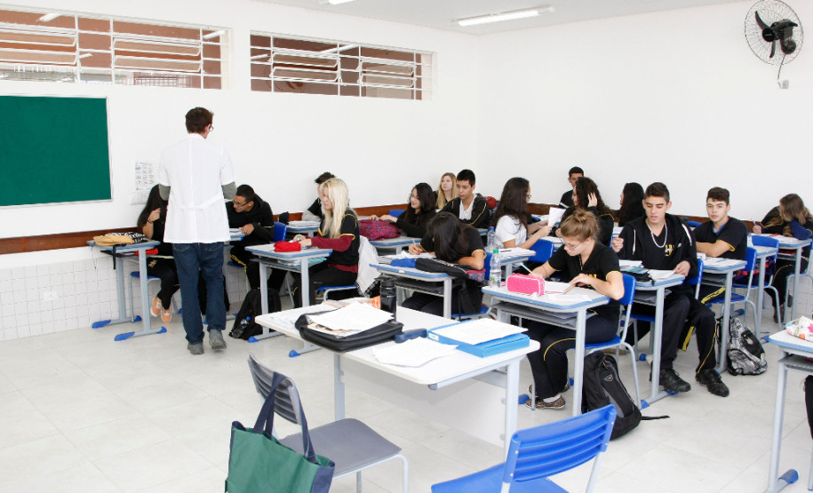 Colégio Estadual Yvone Pimentel. 10-06-15.