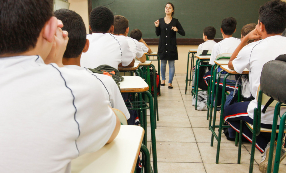 “A sexta aula é inviável porque assim não seriam cumpridos os 200 dias letivos, como estabelece a Lei de Diretrizes e Bases”.
