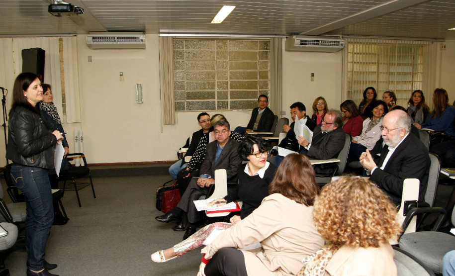 Representantes do Conselho Nacional de Educação (CNE) debateram, nesta sexta-feira (12), no auditório da Secretaria de Estado da Educação do Paraná, as novas diretrizes dos cursos de licenciatura para a formação dos profissionais da Educação, que serão implantadas no Brasil nos próximos anos.
