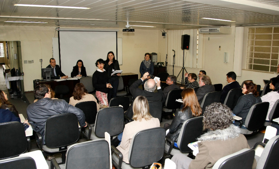 Representantes do Conselho Nacional de Educação (CNE) debateram, nesta sexta-feira (12), no auditório da Secretaria de Estado da Educação do Paraná, as novas diretrizes dos cursos de licenciatura para a formação dos profissionais da Educação, que serão implantadas no Brasil nos próximos anos.