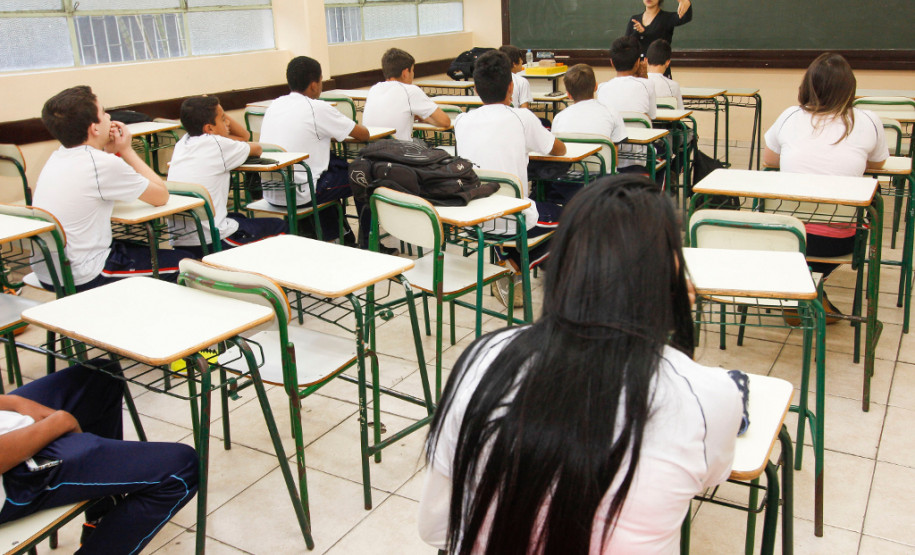 A Secretaria da Educação está atenta ao cumprimento dos 200 dias letivos e 800 horas que devem ser ministrados aos alunos, conforme previsto em lei.