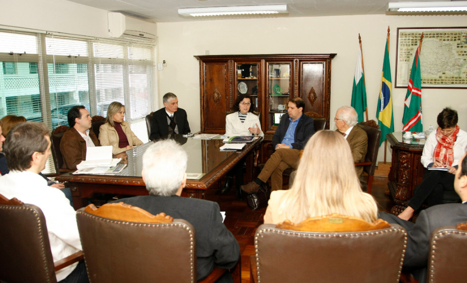 A secretária de Estado da Educação, professora Ana Seres, representantes da AMP e do Conselho Estadual de Educação reuniram-se nesta quinta-feira (18), em Curitiba, para encontrar uma solução. Também participaram técnicos e chefes das áreas de legislação escolar, logística e recursos humanos da Secretaria da Educação. À tarde, o grupo foi recebido pelo chefe da Casa Civil, Eduardo Sciarra.