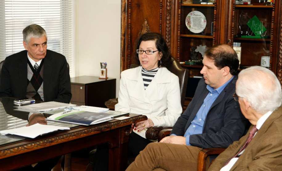 A secretária de Estado da Educação, professora Ana Seres, representantes da AMP e do Conselho Estadual de Educação reuniram-se nesta quinta-feira (18), em Curitiba, para encontrar uma solução. Também participaram técnicos e chefes das áreas de legislação escolar, logística e recursos humanos da Secretaria da Educação. À tarde, o grupo foi recebido pelo chefe da Casa Civil, Eduardo Sciarra.