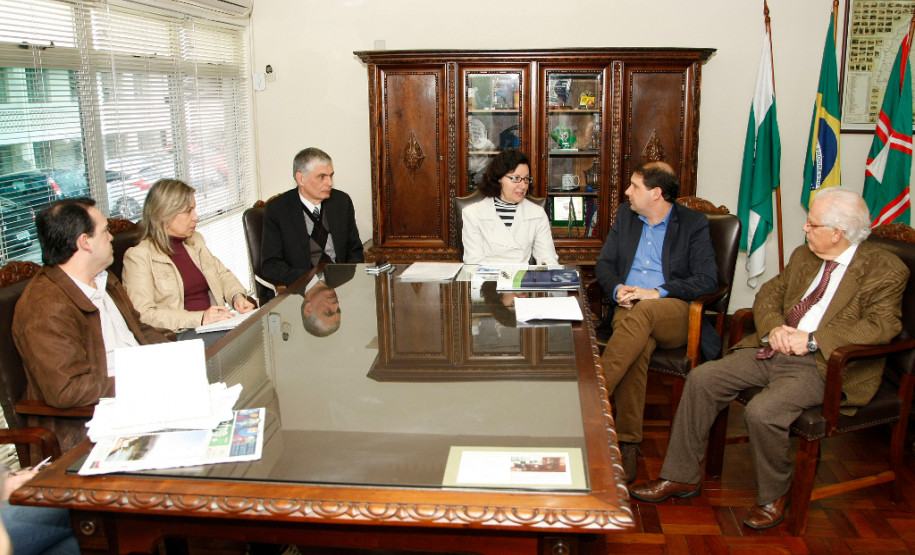 A secretária de Estado da Educação, professora Ana Seres, representantes da AMP e do Conselho Estadual de Educação reuniram-se nesta quinta-feira (18), em Curitiba, para encontrar uma solução. Também participaram técnicos e chefes das áreas de legislação escolar, logística e recursos humanos da Secretaria da Educação. À tarde, o grupo foi recebido pelo chefe da Casa Civil, Eduardo Sciarra.