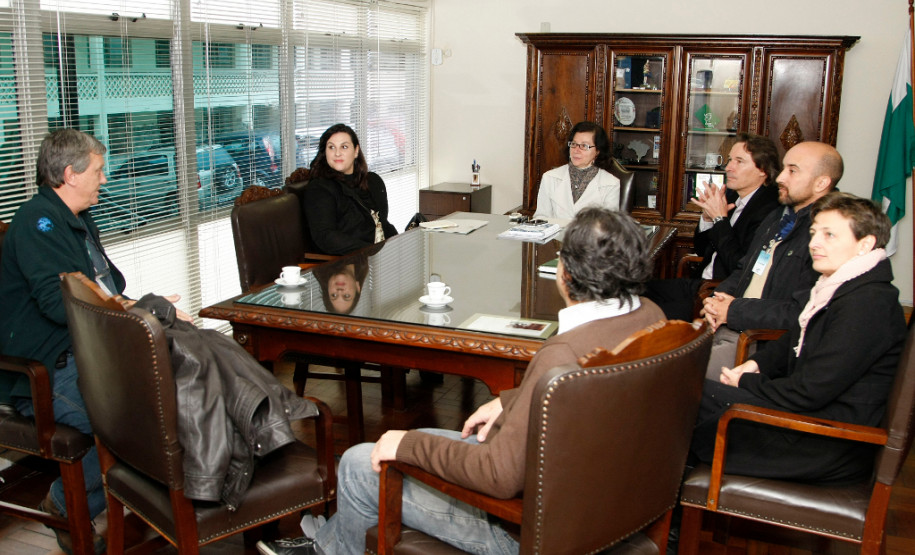 A proposta de retomada do projeto foi acordada nesta sexta-feira (19) pelo secretário do Meio Ambiente, Ricardo Soavinski, e pela secretária da Educação, professora Ana Seres. “O projeto soma resultados para ambas as áreas, mas principalmente para os alunos, que têm a oportunidade de aprender conteúdos formais de uma maneira diferente e também de absorver valores de sustentabilidade e de cidadania”, destacou Soavinski.