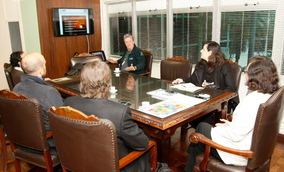 A proposta de retomada do projeto foi acordada nesta sexta-feira (19) pelo secretário do Meio Ambiente, Ricardo Soavinski, e pela secretária da Educação, professora Ana Seres. “O projeto soma resultados para ambas as áreas, mas principalmente para os alunos, que têm a oportunidade de aprender conteúdos formais de uma maneira diferente e também de absorver valores de sustentabilidade e de cidadania”, destacou Soavinski.