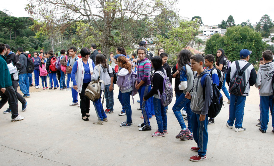 O custo mensal de um aluno do ensino médio da rede estadual de ensino no Paraná quase triplicou em oito anos. De acordo com dados do Fundo Nacional de Desenvolvimento da Educação (FNDE), no ano de 2007 o custo por mês de um estudante de ensino médio era de R$ 132,00 (R$ 1.584,00/ano). Agora, o valor mensal é de R$ 301,00 (R$ 3.612,00/ano).