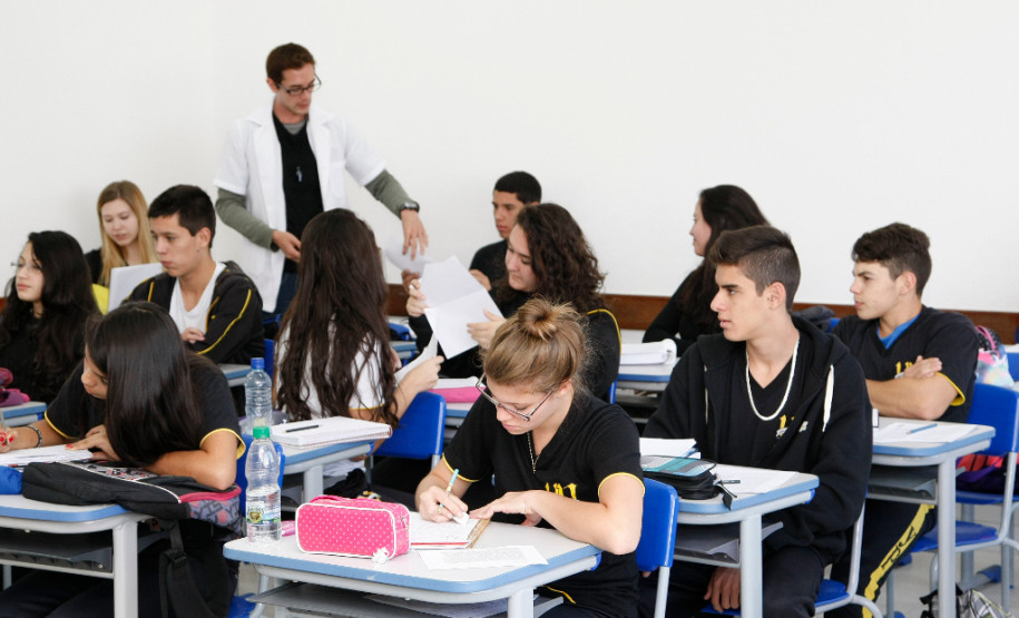 O custo mensal de um aluno do ensino médio da rede estadual de ensino no Paraná quase triplicou em oito anos. De acordo com dados do Fundo Nacional de Desenvolvimento da Educação (FNDE), no ano de 2007 o custo por mês de um estudante de ensino médio era de R$ 132,00 (R$ 1.584,00/ano). Agora, o valor mensal é de R$ 301,00 (R$ 3.612,00/ano).