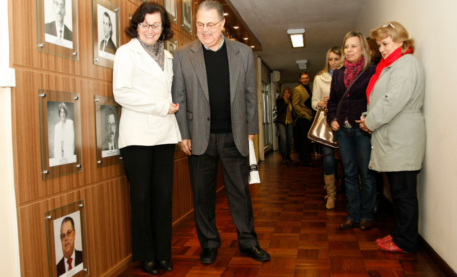 Foi realizada na tarde desta sexta-feira (19), na Secretaria de Estado da Educação (SEED), uma cerimônia de homenagem ao ex-secretário da Educação Fernando Xavier Ferreira, que ocupou o cargo de janeiro a 6 de maio de 2015. Ele recebeu uma placa na galeria dos secretários da pasta. A secretária da Educação, professora Ana Seres, conduziu a homenagem a agradeceu a presença e o empenho do ex-secretário nas questões da Educação.