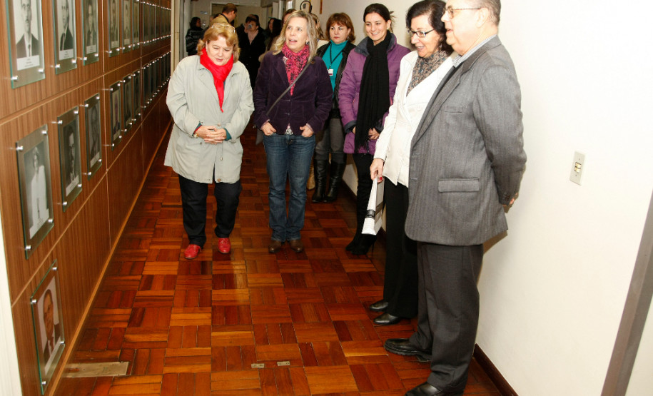 Foi realizada na tarde desta sexta-feira (19), na Secretaria de Estado da Educação (SEED), uma cerimônia de homenagem ao ex-secretário da Educação Fernando Xavier Ferreira, que ocupou o cargo de janeiro a 6 de maio de 2015. Ele recebeu uma placa na galeria dos secretários da pasta. A secretária da Educação, professora Ana Seres, conduziu a homenagem a agradeceu a presença e o empenho do ex-secretário nas questões da Educação.