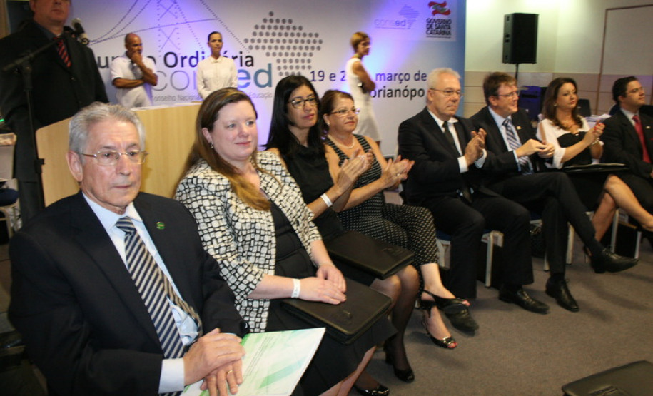 Secretária Ana Seres participa de reunião do Consed Em pauta o sistema nacional de educação, base nacional comum da educação, além de debates sobre o custo aluno e qualidade de ensino, entre outros temas.