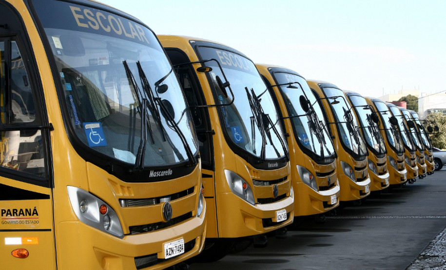 O governador Beto Richa entregou, na manhã desta terça-feira (23), 20 novos ônibus escolares que irão transportar 5.770 estudantes de 20 municípios do Estado. Cada veículo tem capacidade 31 passageiros sentados e todos possuem plataforma elevatória para alunos que utilizam cadeiras de rodas. Ao todo, 245 mil alunos da rede estadual dependem do transporte escolar.