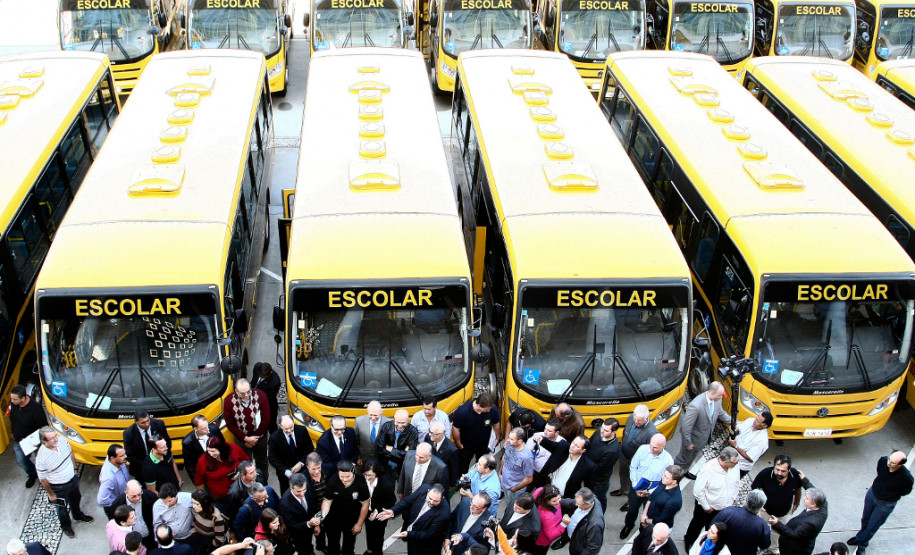 O governador Beto Richa entregou, na manhã desta terça-feira (23), 20 novos ônibus escolares que irão transportar 5.770 estudantes de 20 municípios do Estado. Cada veículo tem capacidade 31 passageiros sentados e todos possuem plataforma elevatória para alunos que utilizam cadeiras de rodas. Ao todo, 245 mil alunos da rede estadual dependem do transporte escolar.