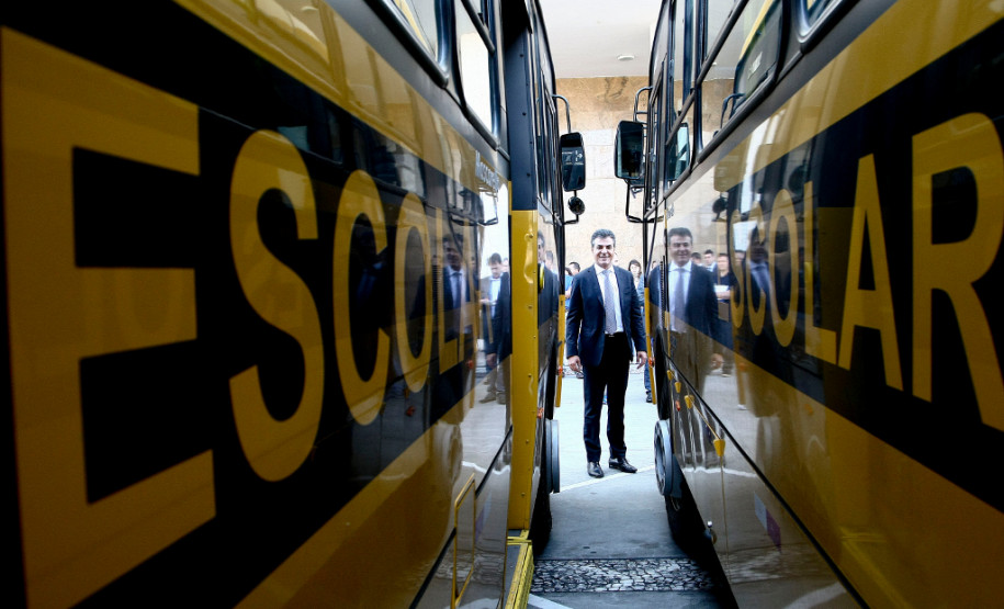 O governador Beto Richa entregou, na manhã desta terça-feira (23), 20 novos ônibus escolares que irão transportar 5.770 estudantes de 20 municípios do Estado. Cada veículo tem capacidade 31 passageiros sentados e todos possuem plataforma elevatória para alunos que utilizam cadeiras de rodas. Ao todo, 245 mil alunos da rede estadual dependem do transporte escolar.