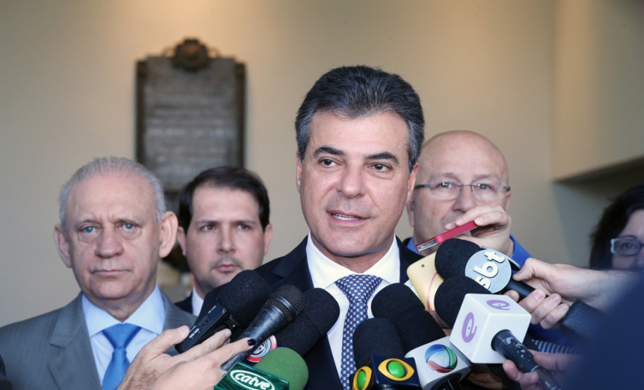 O governador Beto Richa entregou, na manhã desta terça-feira (23), 20 novos ônibus escolares que irão transportar 5.770 estudantes de 20 municípios do Estado. Cada veículo tem capacidade 31 passageiros sentados e todos possuem plataforma elevatória para alunos que utilizam cadeiras de rodas. Ao todo, 245 mil alunos da rede estadual dependem do transporte escolar.