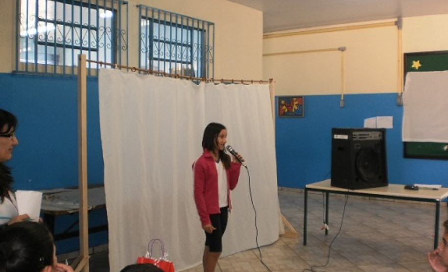 Alunos participam de concurso de poesia