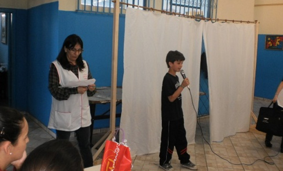 Alunos participam de concurso de poesia