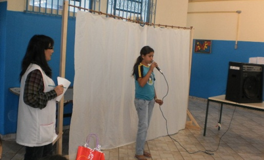 Alunos participam de concurso de poesia