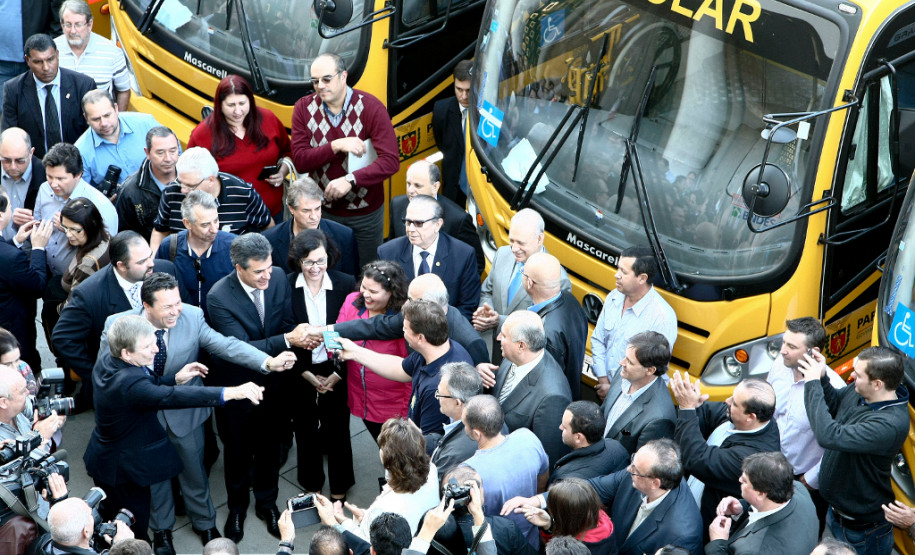 O governador Beto Richa anunciou, nesta terça-feira (23), a liberação de mais R$ 9 milhões para os municípios custearem as despesas com o transporte dos alunos da rede estadual, durante a reposição de aulas. O anúncio foi feito na solenidade em que Richa entregou 20 novos ônibus para transporte escolar, a maioria deles para colégios agrícolas.