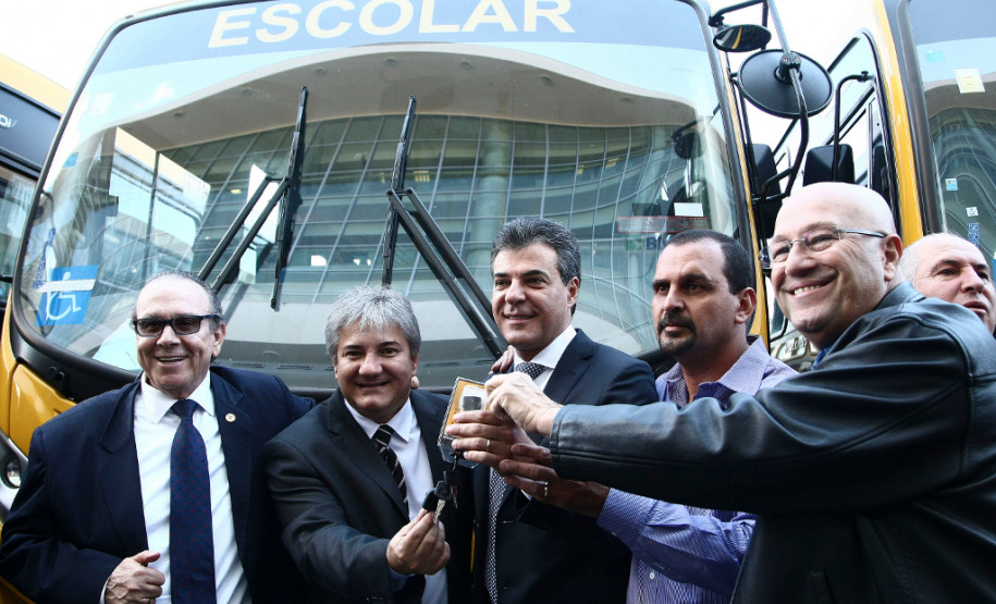 O governador Beto Richa anunciou, nesta terça-feira (23), a liberação de mais R$ 9 milhões para os municípios custearem as despesas com o transporte dos alunos da rede estadual, durante a reposição de aulas. O anúncio foi feito na solenidade em que Richa entregou 20 novos ônibus para transporte escolar, a maioria deles para colégios agrícolas.