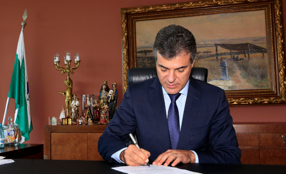 O governo vai pagar neste ano 3,45% de reajuste e em janeiro de 2016, os servidores receberão o valor integral do IPCA apurado em 2015, projetado em 8,5%.