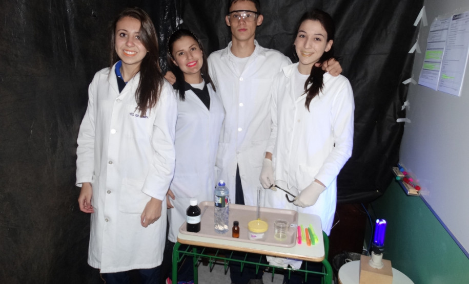 Os estudantes do curso técnico em Química do Colégio Estadual Francisco Carneiro Martins, em Guarapuava, na região Centro-Sul, arrecadaram 980 quilos de alimentos, roupas, sapatos e cobertores para entidades filantrópicas da região. A coleta foi feita na 2° Semana de Química e contou com a participação de alunos, professores, funcionários e comunidade.