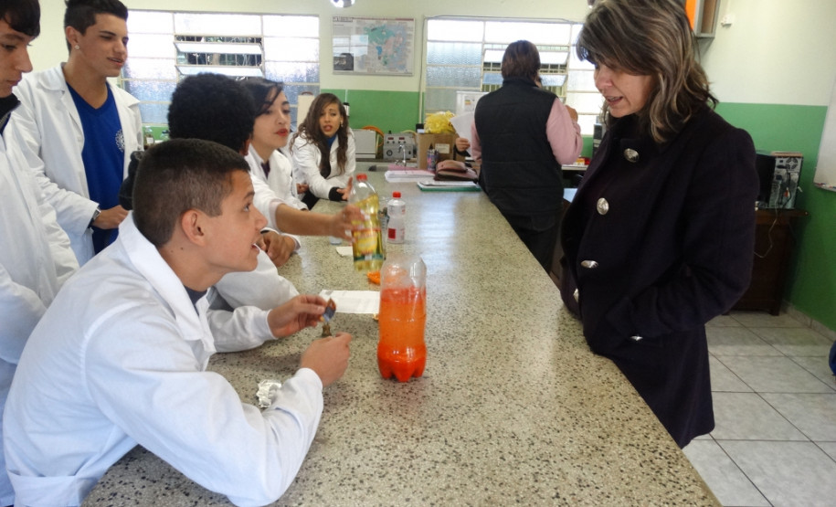 Os estudantes do curso técnico em Química do Colégio Estadual Francisco Carneiro Martins, em Guarapuava, na região Centro-Sul, arrecadaram 980 quilos de alimentos, roupas, sapatos e cobertores para entidades filantrópicas da região. A coleta foi feita na 2° Semana de Química e contou com a participação de alunos, professores, funcionários e comunidade.