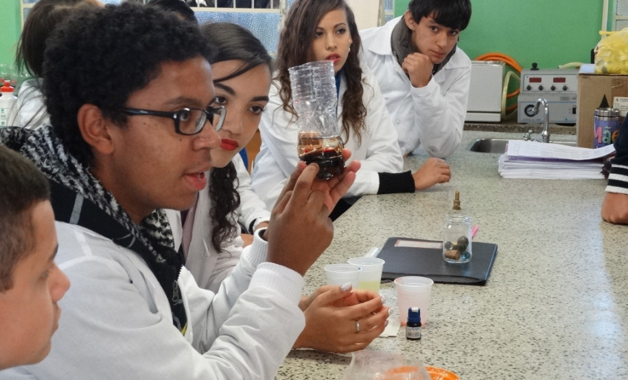 Os estudantes do curso técnico em Química do Colégio Estadual Francisco Carneiro Martins, em Guarapuava, na região Centro-Sul, arrecadaram 980 quilos de alimentos, roupas, sapatos e cobertores para entidades filantrópicas da região. A coleta foi feita na 2° Semana de Química e contou com a participação de alunos, professores, funcionários e comunidade.