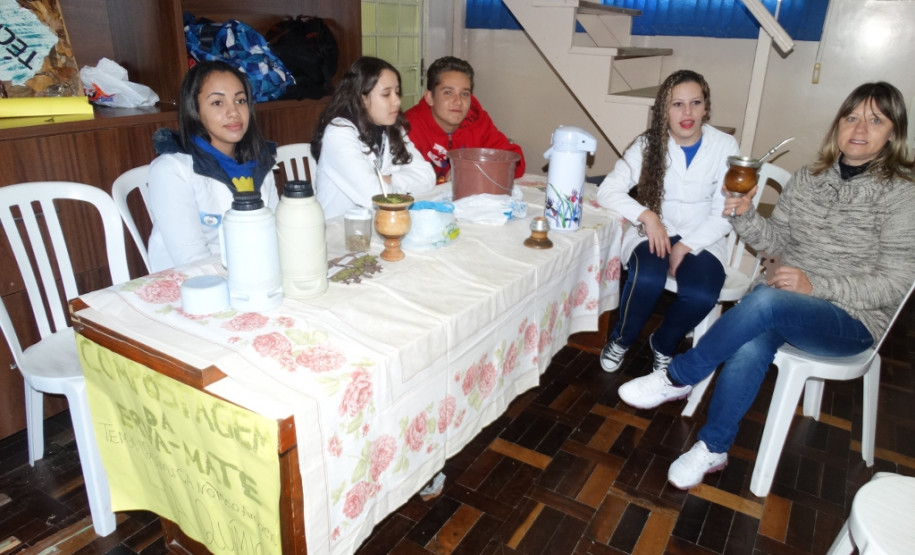 Os estudantes do curso técnico em Química do Colégio Estadual Francisco Carneiro Martins, em Guarapuava, na região Centro-Sul, arrecadaram 980 quilos de alimentos, roupas, sapatos e cobertores para entidades filantrópicas da região. A coleta foi feita na 2° Semana de Química e contou com a participação de alunos, professores, funcionários e comunidade.