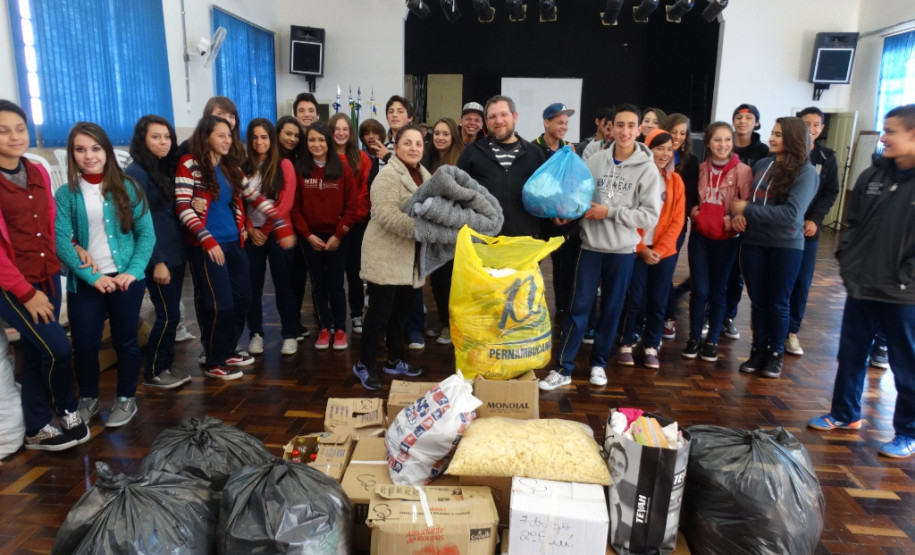 Os estudantes do curso técnico em Química do Colégio Estadual Francisco Carneiro Martins, em Guarapuava, na região Centro-Sul, arrecadaram 980 quilos de alimentos, roupas, sapatos e cobertores para entidades filantrópicas da região. A coleta foi feita na 2° Semana de Química e contou com a participação de alunos, professores, funcionários e comunidade.