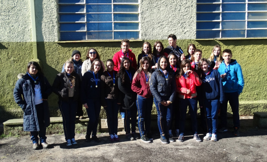 Os estudantes do curso técnico em Química do Colégio Estadual Francisco Carneiro Martins, em Guarapuava, na região Centro-Sul, arrecadaram 980 quilos de alimentos, roupas, sapatos e cobertores para entidades filantrópicas da região. A coleta foi feita na 2° Semana de Química e contou com a participação de alunos, professores, funcionários e comunidade.