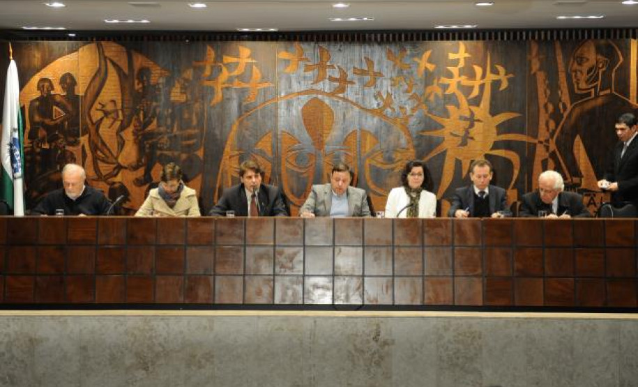 Novos calendários estão sendo elaborados para repor os dias de aula perdidos por estudantes devido à greve dos professores.