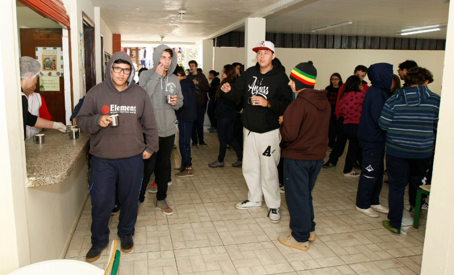 A Secretaria de Estado da Educação começou a entrega dos alimentos da segunda remessa da merenda escolar deste ano. Na manhã desta segunda-feira (29), o Colégio Estadual Juscelino Kubitschek de Oliveira, em São José dos Pinhais, na Região Metropolitana de Curitiba, recebeu os alimentos da merenda escolar.