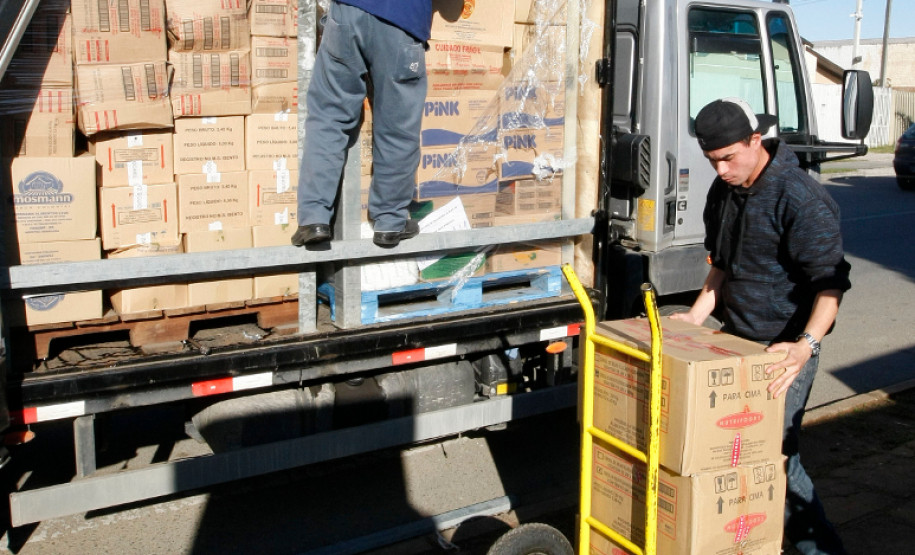 A Secretaria de Estado da Educação começou a entrega dos alimentos da segunda remessa da merenda escolar deste ano. Na manhã desta segunda-feira (29), o Colégio Estadual Juscelino Kubitschek de Oliveira, em São José dos Pinhais, na Região Metropolitana de Curitiba, recebeu os alimentos da merenda escolar.
