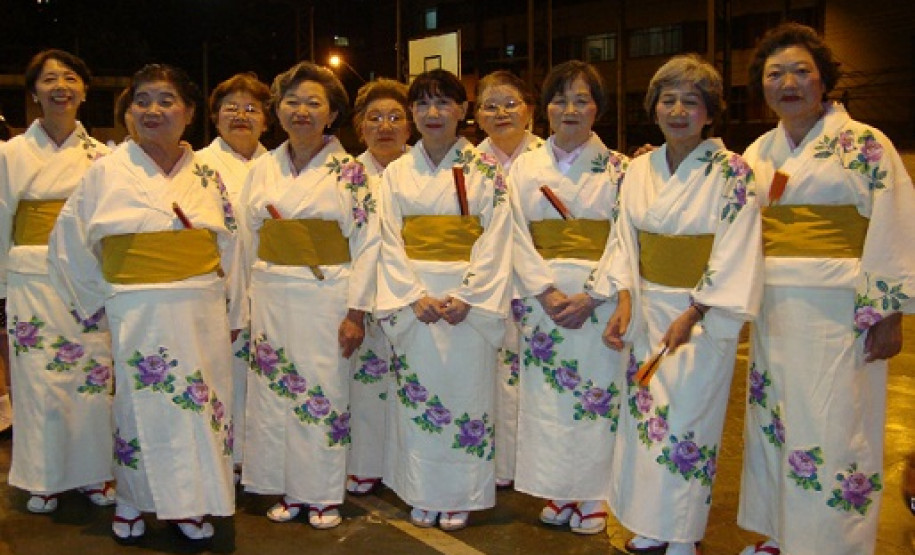 Dança da terceira idade envolve escola e comunidade