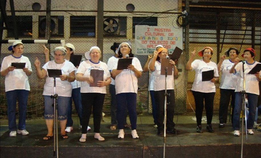 Dança da terceira idade envolve escola e comunidade