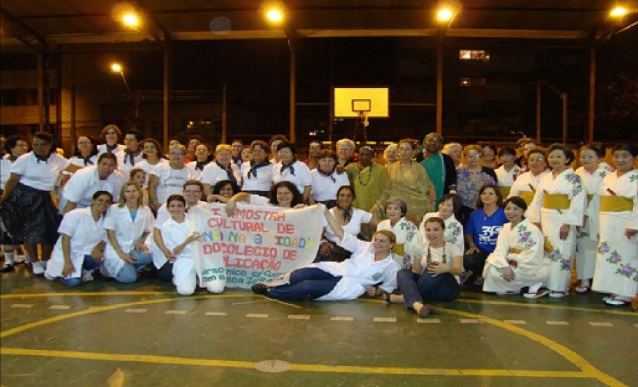 Dança da terceira idade envolve escola e comunidade