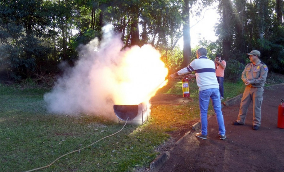 Toledo forma 600 brigadistas para prevenção de incêndios O Núcleo Regional de Educação de Toledo (Oeste) já formou 600 professores e agentes educacionais no Programa Brigada Escolar. Nas capacitações os brigadistas são treinados em primeiros socorros, prevenção de incêndios e plano de abandono.