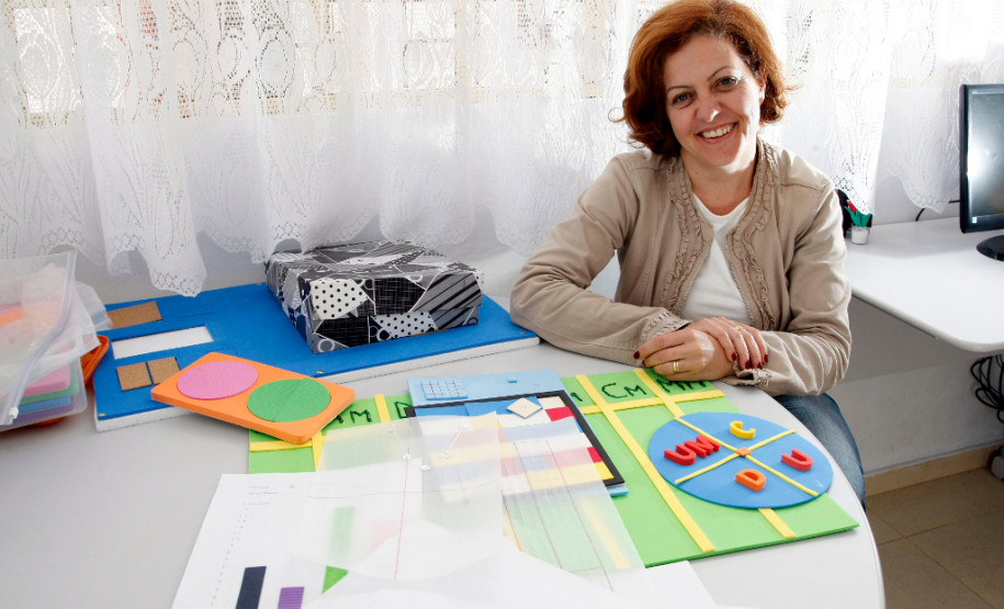 Professora Lucia Virgina Mamcazs da APADEV, fez projeto para dar aula para cegos no PDE.