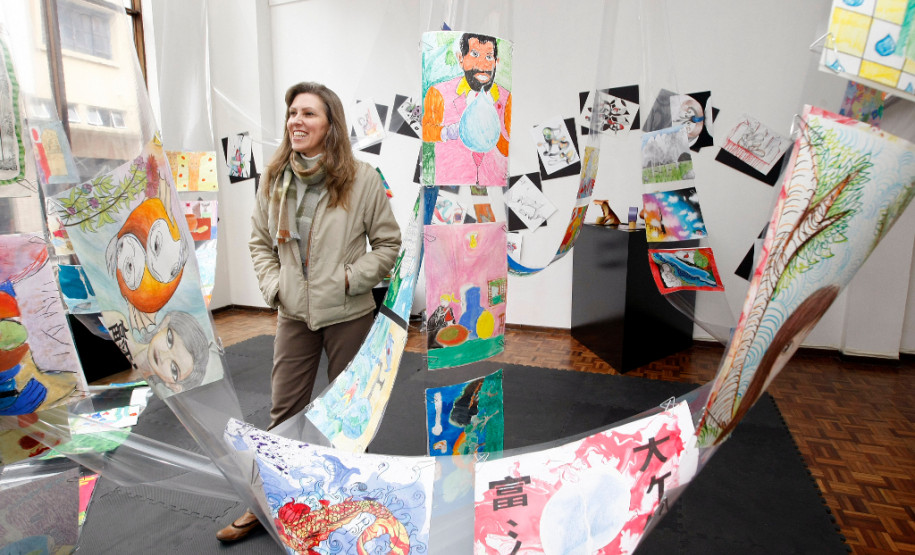 Desenhos, pinturas, esculturas e modelagens, feitas por alunos de escolas estaduais de Curitiba estão expostos no Centro Juvenil de Artes Plásticas, que pertence à Secretaria de Estado da Cultura. São trabalhos elaborados durante as oficinas ofertadas pelo Centro no primeiro semestre e que agora compõem a exposição “Contemporâneos”. A mostra pode ser vista até o dia 9 de agosto e a entrada é gratuita. Na foto a Diretora do Centro Debora Maria Russo.