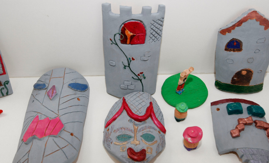 Desenhos, pinturas, esculturas e modelagens, feitas por alunos de escolas estaduais de Curitiba estão expostos no Centro Juvenil de Artes Plásticas, que pertence à Secretaria de Estado da Cultura. São trabalhos elaborados durante as oficinas ofertadas pelo Centro no primeiro semestre e que agora compõem a exposição “Contemporâneos”. A mostra pode ser vista até o dia 9 de agosto e a entrada é gratuita.