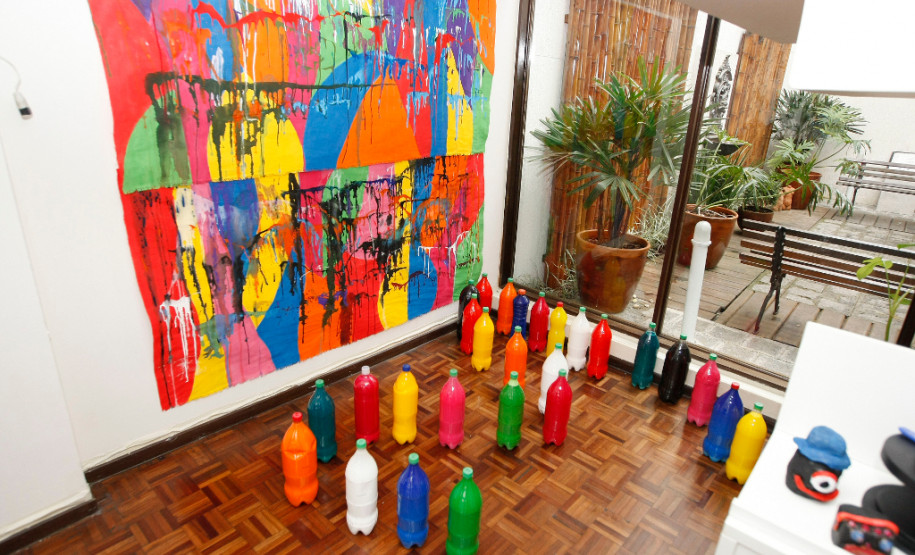 Desenhos, pinturas, esculturas e modelagens, feitas por alunos de escolas estaduais de Curitiba estão expostos no Centro Juvenil de Artes Plásticas, que pertence à Secretaria de Estado da Cultura. São trabalhos elaborados durante as oficinas ofertadas pelo Centro no primeiro semestre e que agora compõem a exposição “Contemporâneos”. A mostra pode ser vista até o dia 9 de agosto e a entrada é gratuita.