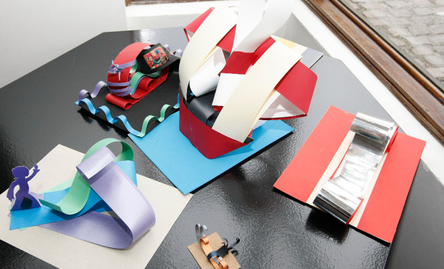 Desenhos, pinturas, esculturas e modelagens, feitas por alunos de escolas estaduais de Curitiba estão expostos no Centro Juvenil de Artes Plásticas, que pertence à Secretaria de Estado da Cultura. São trabalhos elaborados durante as oficinas ofertadas pelo Centro no primeiro semestre e que agora compõem a exposição “Contemporâneos”. A mostra pode ser vista até o dia 9 de agosto e a entrada é gratuita.