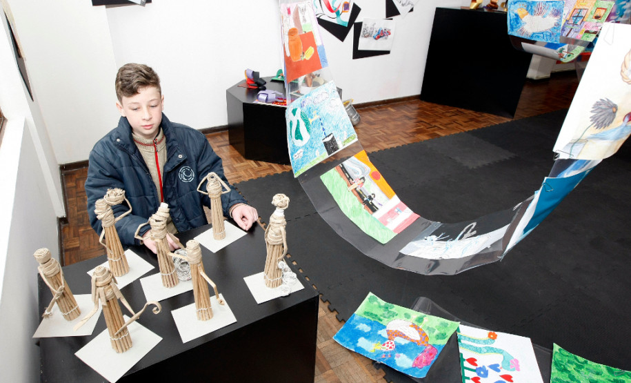 Luiz Miguel Becker, de 12 anos, do 7º ano do Colégio Estadual João Mazzarotto, no Capão Raso, participa da exposição com uma escultura egípcia feita com modelagem de papel craft. “Sempre gostei de artes, me sinto bem fazendo esculturas, é um bom passatempo. Aqui conheci vários materiais novos”, afirmou Luiz Becker. Os pais e o avô dele já foram conferir a exposição.