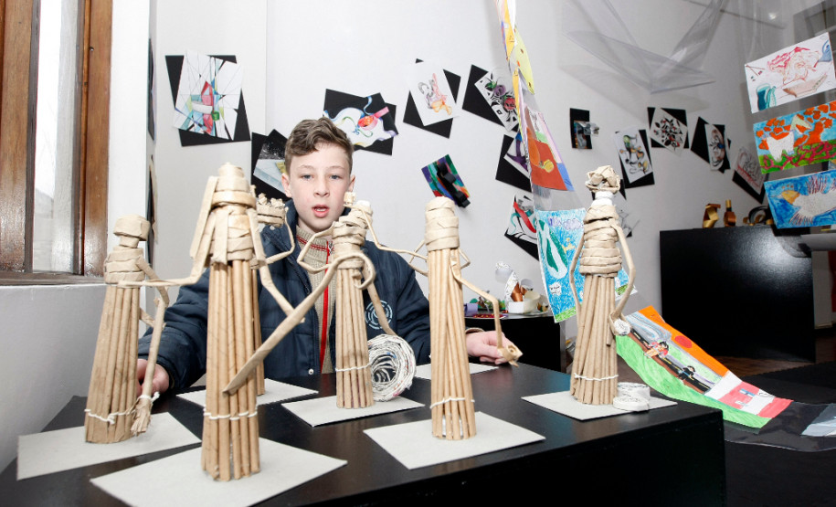 Luiz Miguel Becker, de 12 anos, do 7º ano do Colégio Estadual João Mazzarotto, no Capão Raso, participa da exposição com uma escultura egípcia feita com modelagem de papel craft. “Sempre gostei de artes, me sinto bem fazendo esculturas, é um bom passatempo. Aqui conheci vários materiais novos”, afirmou Luiz Becker. Os pais e o avô dele já foram conferir a exposição.