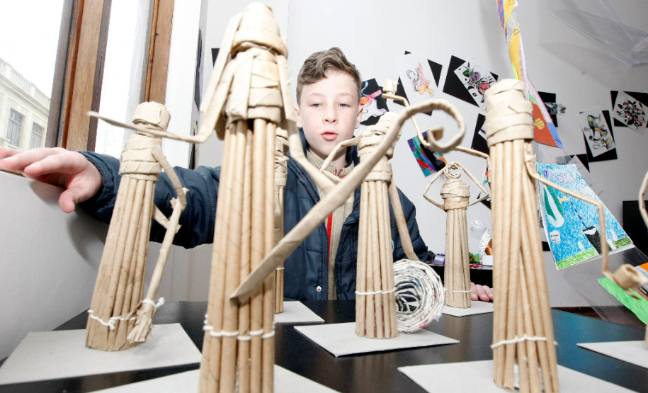 Luiz Miguel Becker, de 12 anos, do 7º ano do Colégio Estadual João Mazzarotto, no Capão Raso, participa da exposição com uma escultura egípcia feita com modelagem de papel craft. “Sempre gostei de artes, me sinto bem fazendo esculturas, é um bom passatempo. Aqui conheci vários materiais novos”, afirmou Luiz Becker. Os pais e o avô dele já foram conferir a exposição.