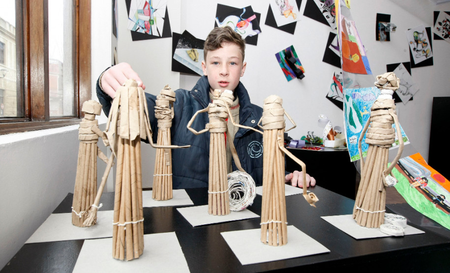 Luiz Miguel Becker, de 12 anos, do 7º ano do Colégio Estadual João Mazzarotto, no Capão Raso, participa da exposição com uma escultura egípcia feita com modelagem de papel craft. “Sempre gostei de artes, me sinto bem fazendo esculturas, é um bom passatempo. Aqui conheci vários materiais novos”, afirmou Luiz Becker. Os pais e o avô dele já foram conferir a exposição.