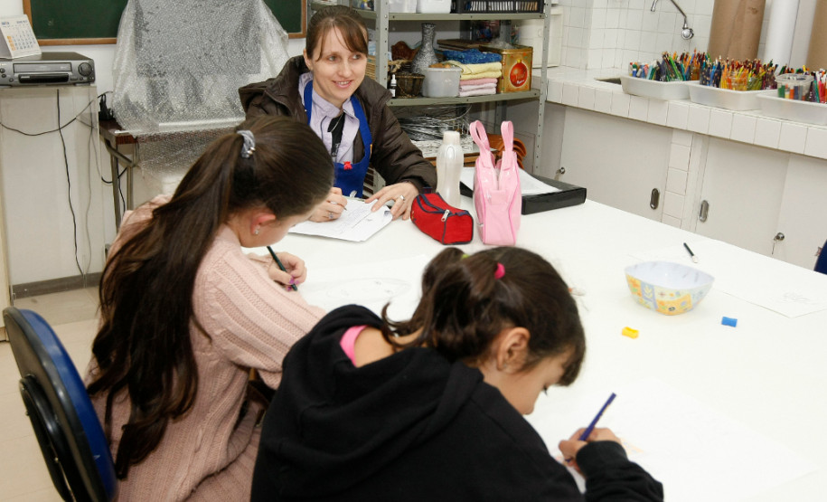 Desenhos, pinturas, esculturas e modelagens, feitas por alunos de escolas estaduais de Curitiba estão expostos no Centro Juvenil de Artes Plásticas, que pertence à Secretaria de Estado da Cultura. São trabalhos elaborados durante as oficinas ofertadas pelo Centro no primeiro semestre e que agora compõem a exposição “Contemporâneos”. A mostra pode ser vista até o dia 9 de agosto e a entrada é gratuita. Na foto a professora Jaira Aparecida Denardi.