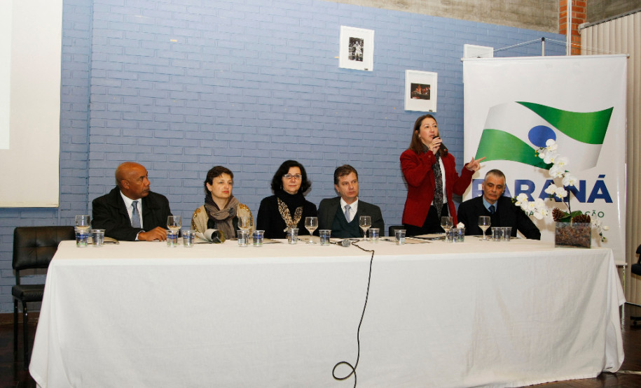 A secretária da Educação, professora Ana Seres, explica que os engenheiros dos Núcleos Regionais de Educação estão recebendo orientações