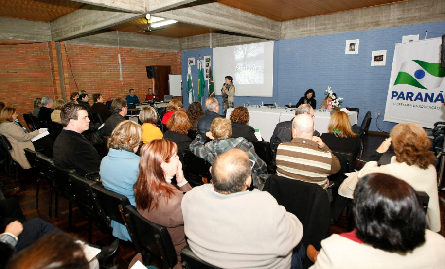 A secretária da Educação, professora Ana Seres, explica que os engenheiros dos Núcleos Regionais de Educação estão recebendo orientações